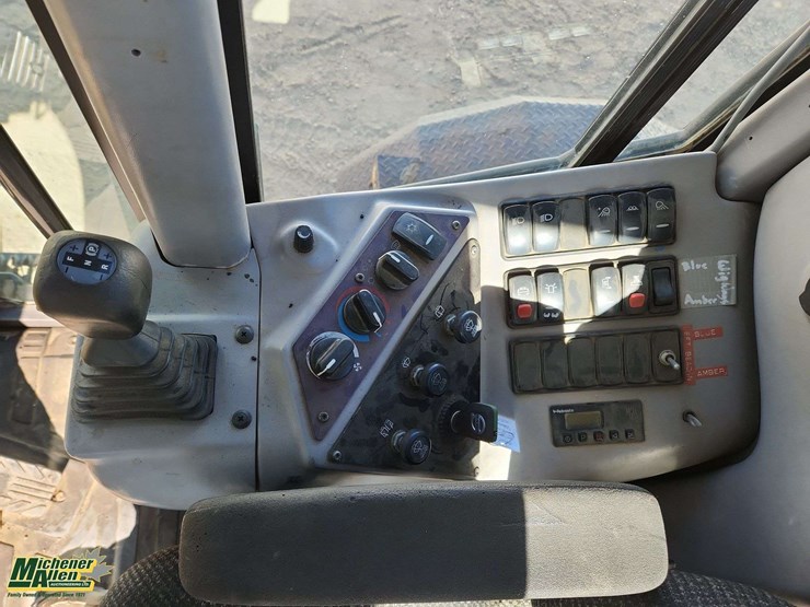 2011-volvo-g940-image-14