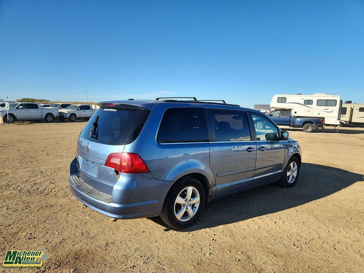 2011-volkswagen-routan-image-4