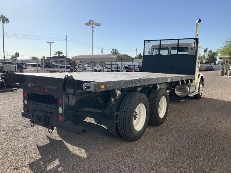 2003-freightliner-fl112-image-5