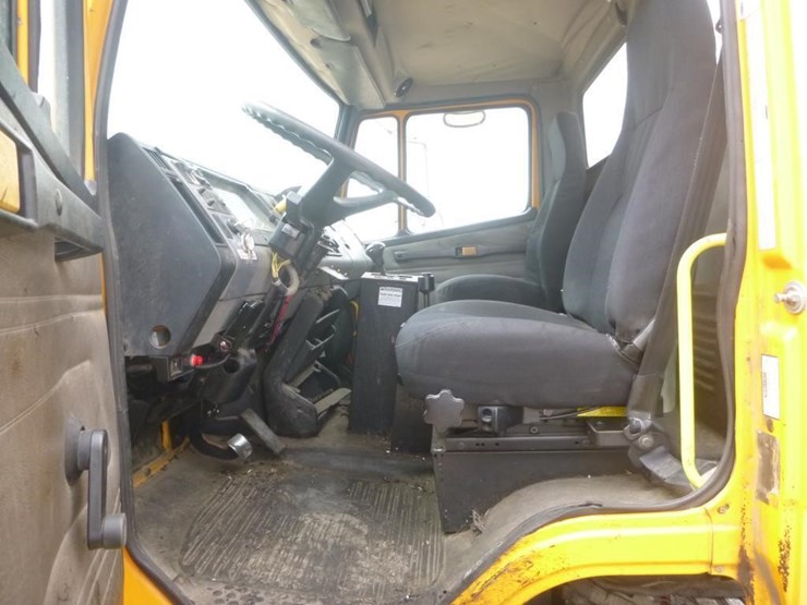 2004-freightliner-fl70-image-14