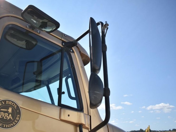 2003-freightliner-columbia-120-image-26