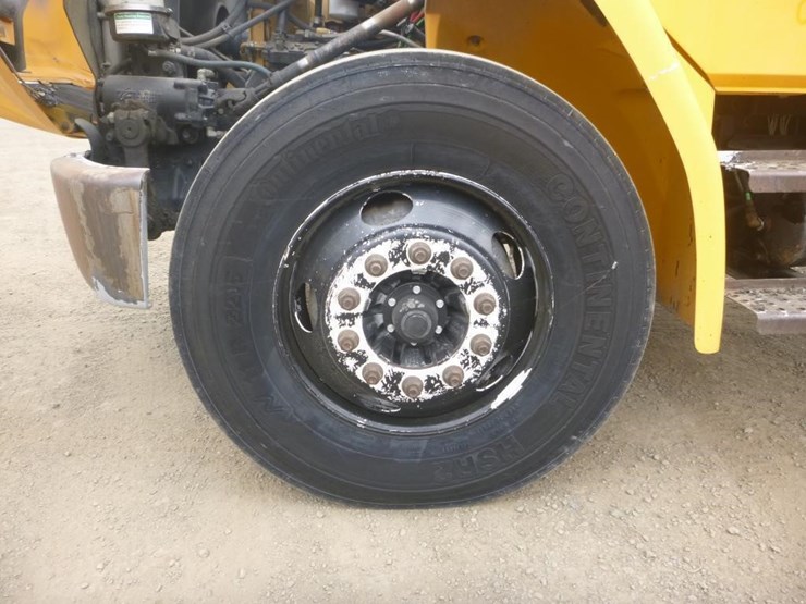 2004-freightliner-fl70-image-25