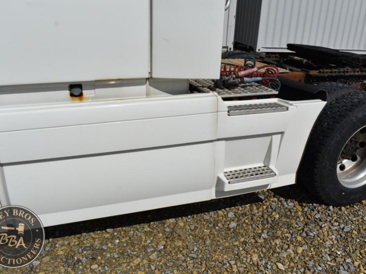 2009-volvo-vnl64t630-image-33