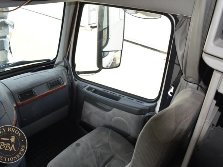 2009-volvo-vnl64t630-image-21