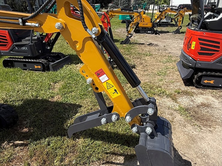 #601-•-2025-cfg-industrial-mx12r-hydraulic-track-type-mini-excavator-image-2