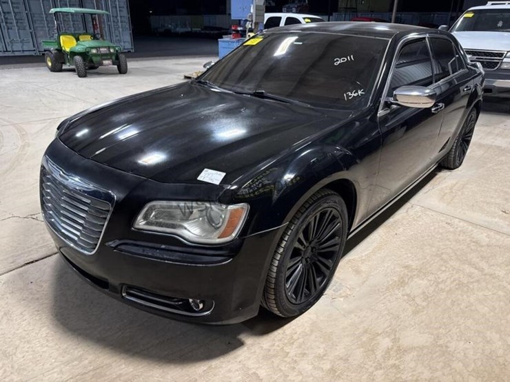 2011-chrysler-300-sdn-image-4