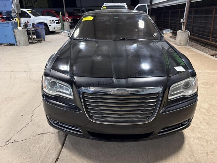 2011-chrysler-300-sdn-image-3