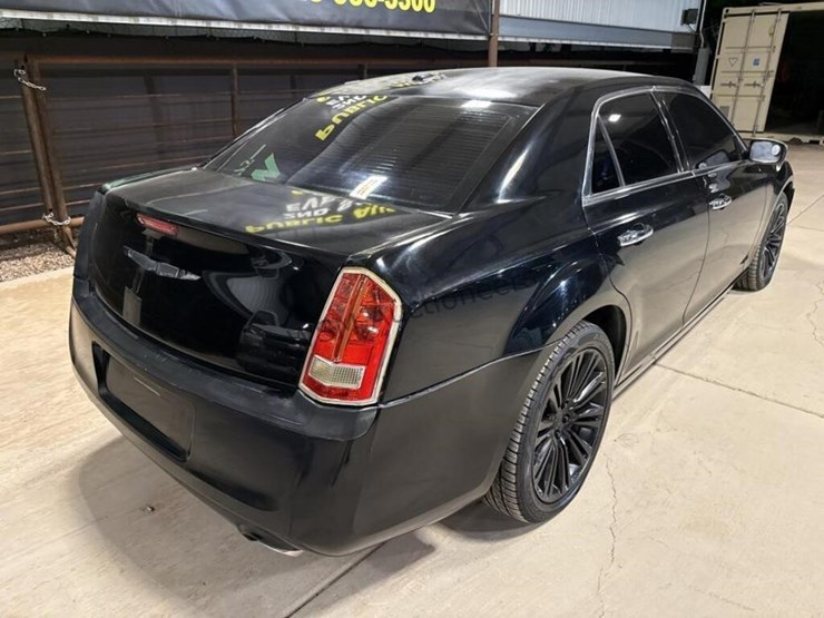 2011-chrysler-300-sdn-image-8