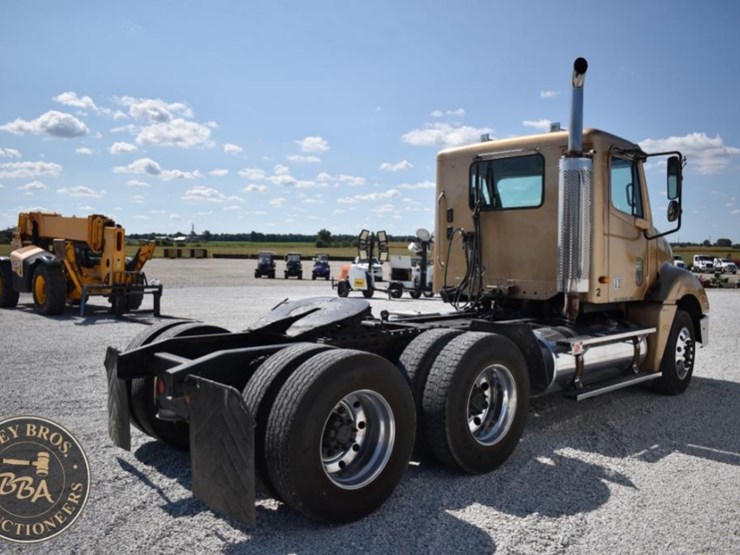 2003-freightliner-columbia-120-image-14