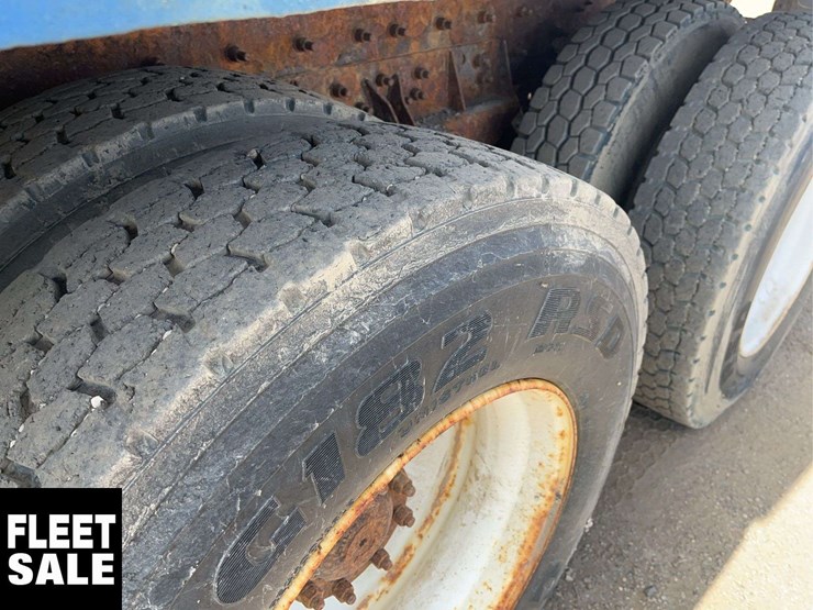 2001-freightliner-fld112-image-8