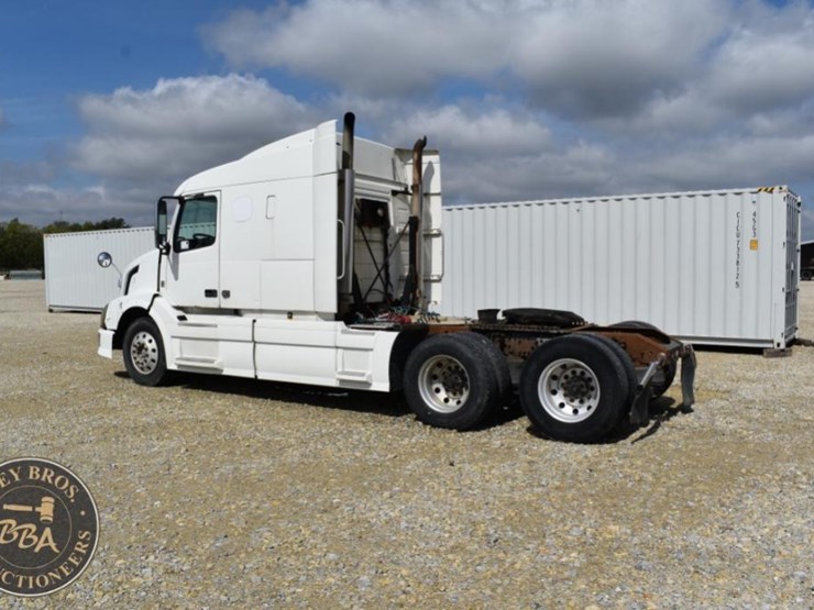 2009-volvo-vnl64t630-image-3