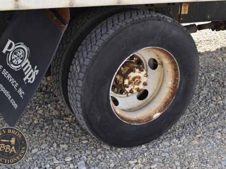 2009-freightliner-business-class-m2-106-image-30