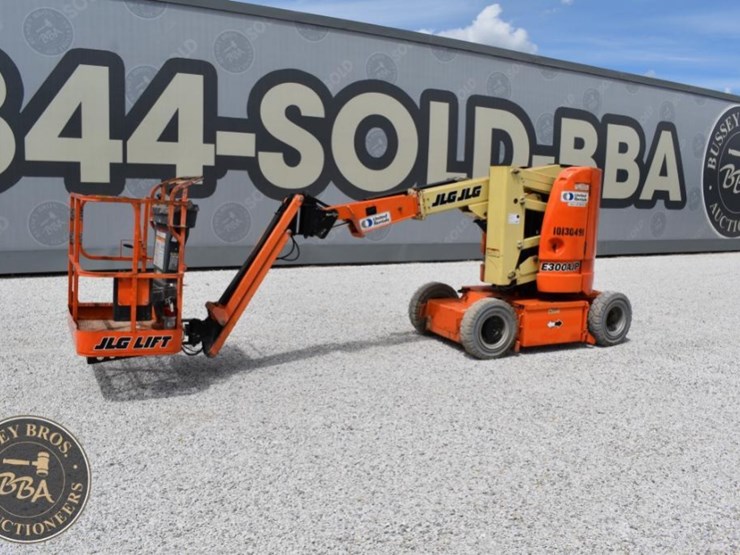 2013-jlg-e300ajp-image-2