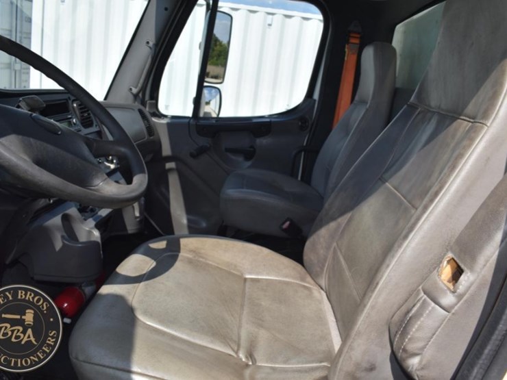 2009-freightliner-business-class-m2-106-image-11
