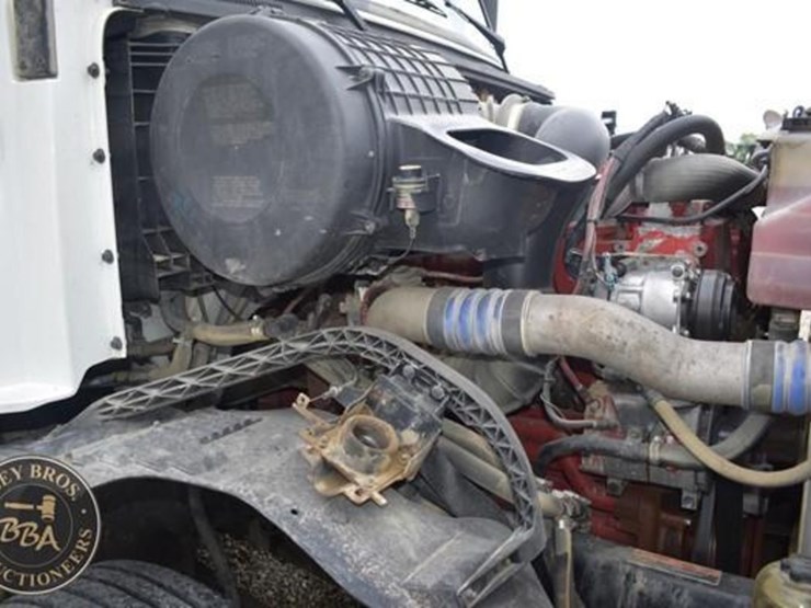 2014-volvo-vnl64t670-image-55