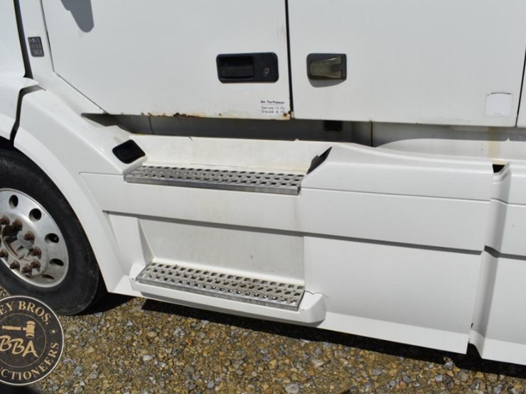 2009-volvo-vnl64t630-image-32