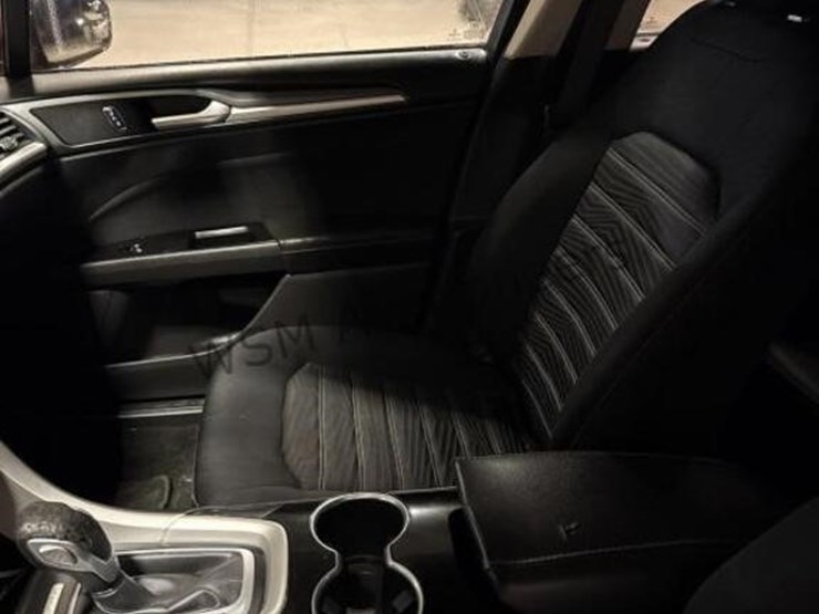 2016-ford-fusion-se-sdn-image-21