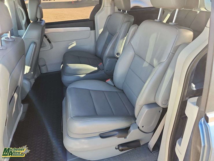 2011-volkswagen-routan-image-16