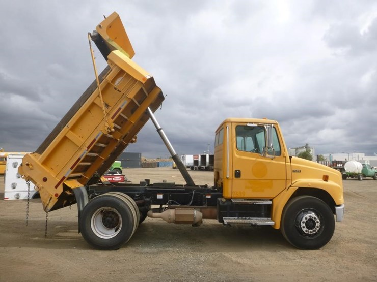 2004-freightliner-fl70-image-8