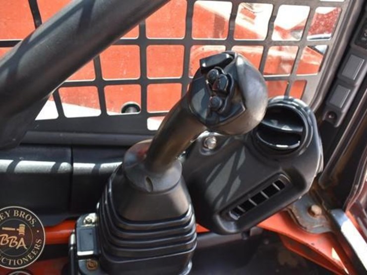 2017-kubota-ssv65-image-35