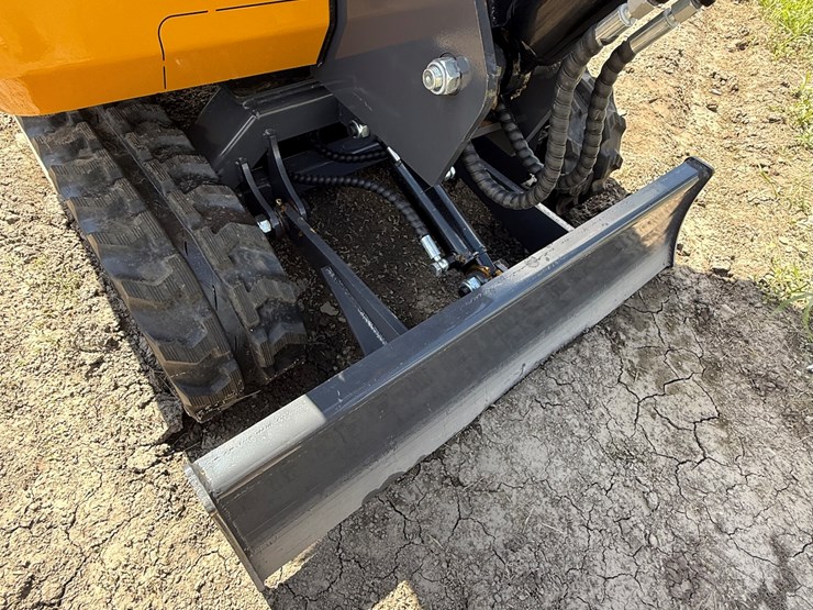 #607-•-2025-cfg-industrial-qk18r-hydraulic-track-type-mini-excavator-image-3