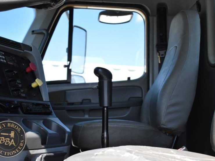 2003-freightliner-columbia-120-image-76