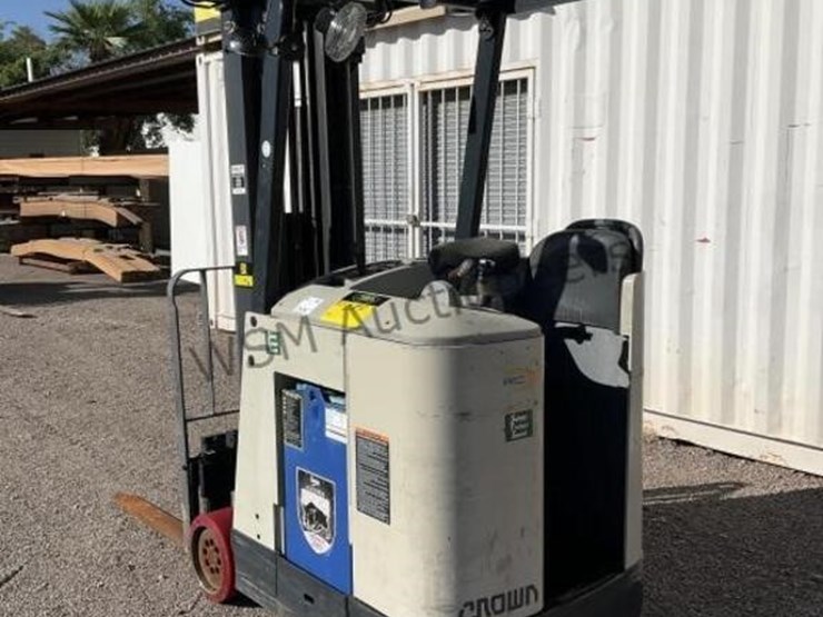 crown-3000-series-electric-order-picker-image-7