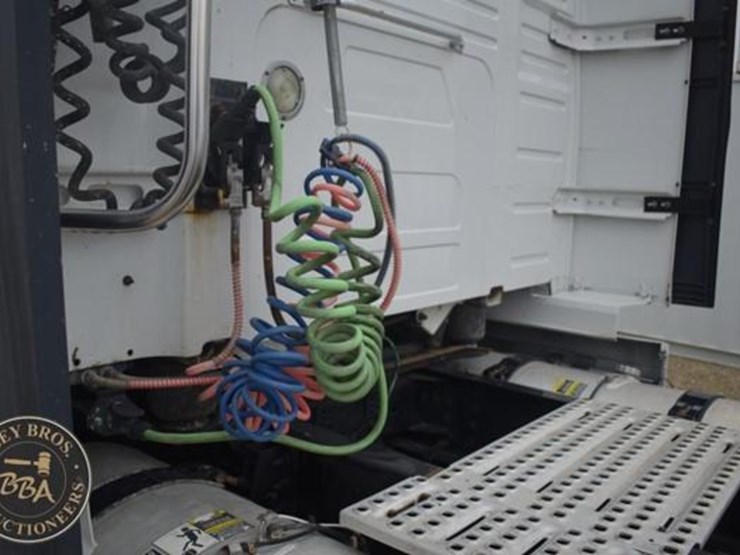 2014-volvo-vnl64t670-image-20