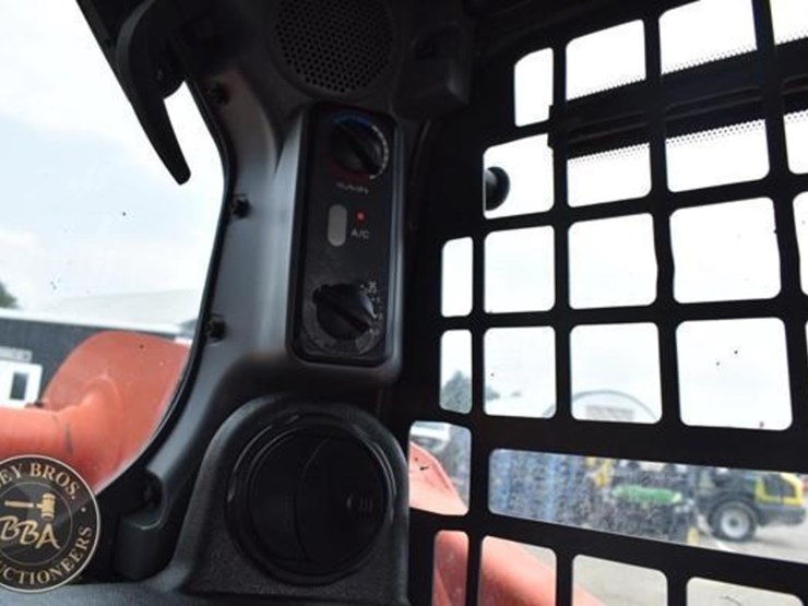 2017-kubota-ssv65-image-68