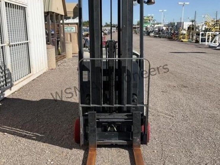 crown-3000-series-electric-order-picker-image-3