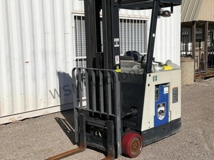 crown-3000-series-electric-order-picker-image-2