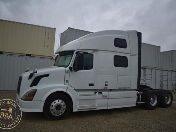 2014-volvo-vnl64t670-image-1