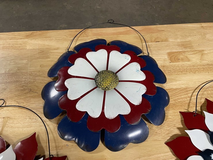 #3106-•-(4)-red-white-and-blue-hanging-metal-flowers-(t14)-image-2