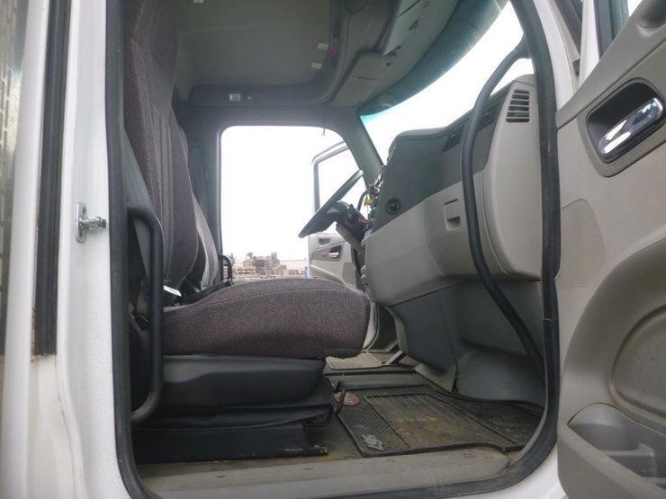2019-peterbilt-567-image-17