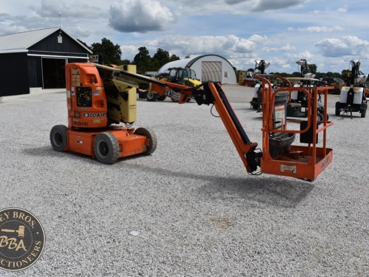 2013-jlg-e300ajp-image-31