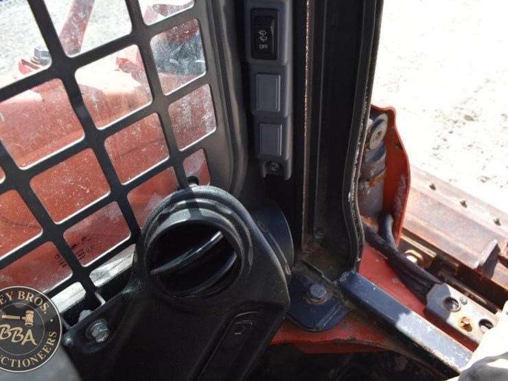2017-kubota-ssv65-image-89