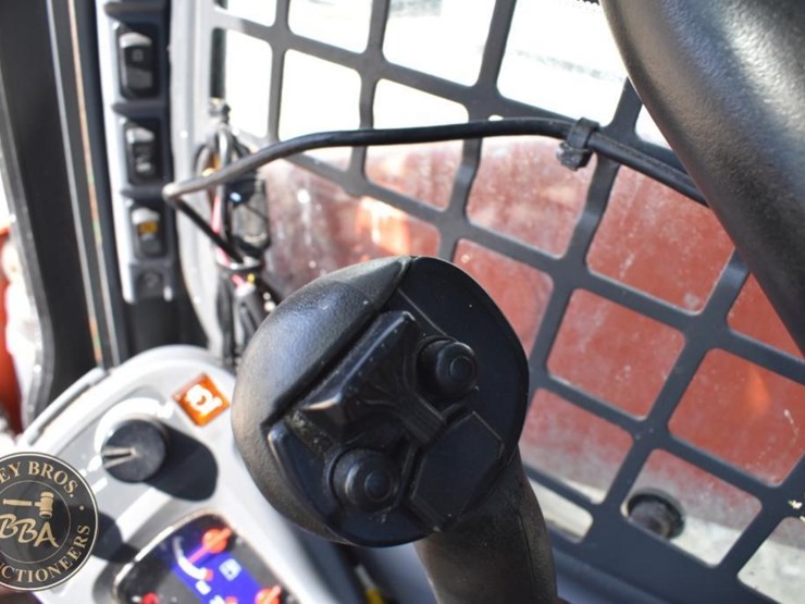 2017-kubota-ssv65-image-91
