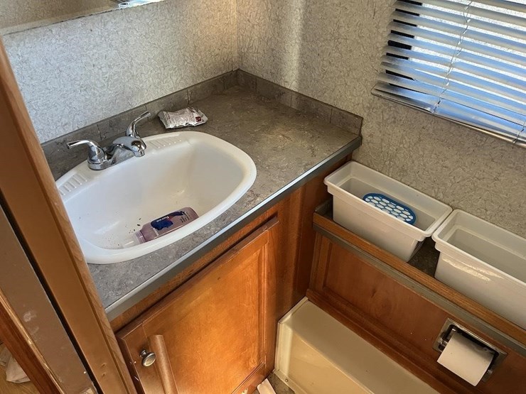 2005-gulf-stream-sun-voyager-motorhome-image-14