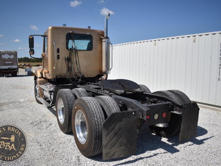 2003-freightliner-columbia-120-image-9
