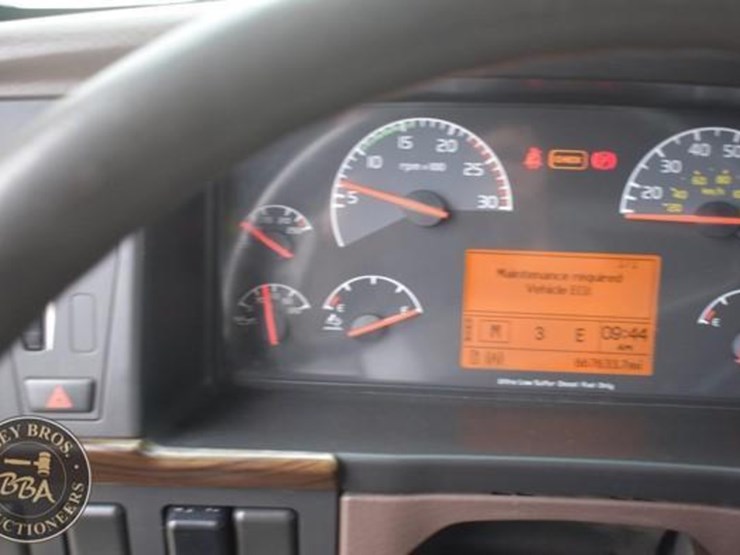 2014-volvo-vnl64t670-image-65