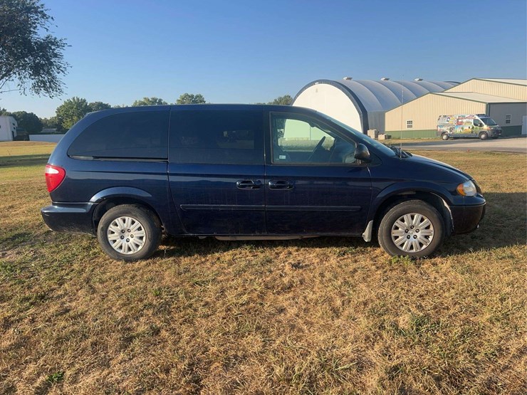 2006-chrysler-town-&-country-image-3