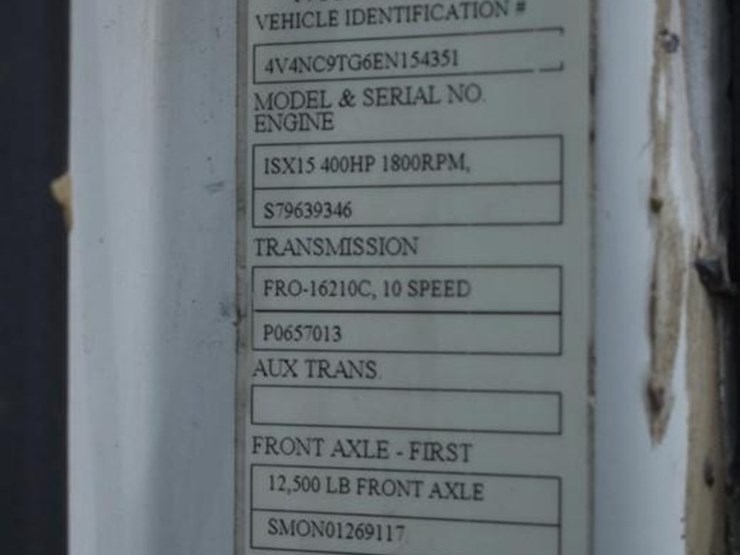 2014-volvo-vnl64t670-image-11