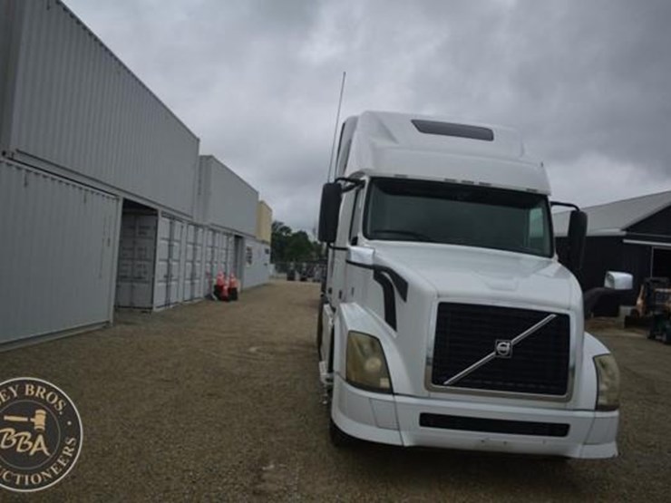 2014-volvo-vnl64t670-image-8