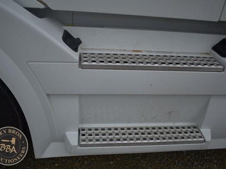2014-volvo-vnl64t670-image-16