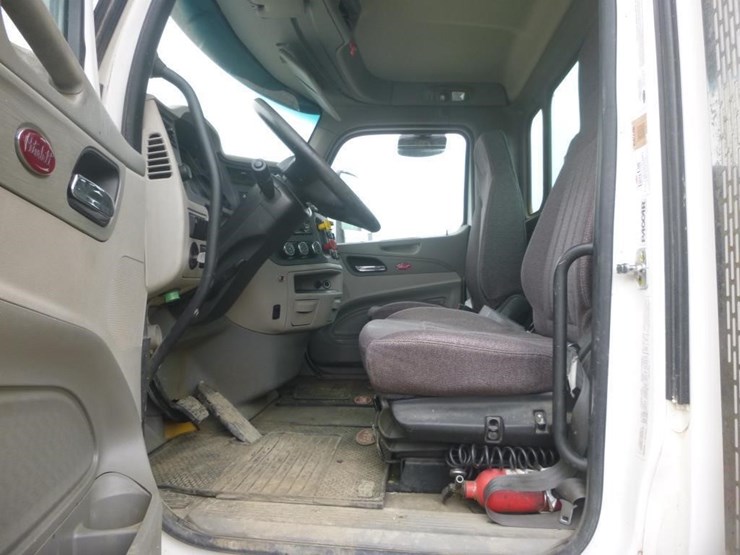 2019-peterbilt-567-image-13