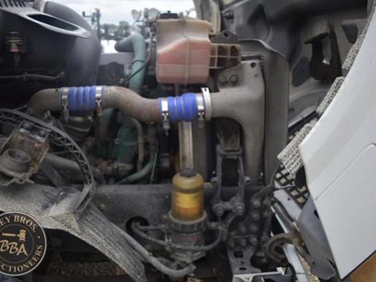2014-volvo-vnl64t670-image-42