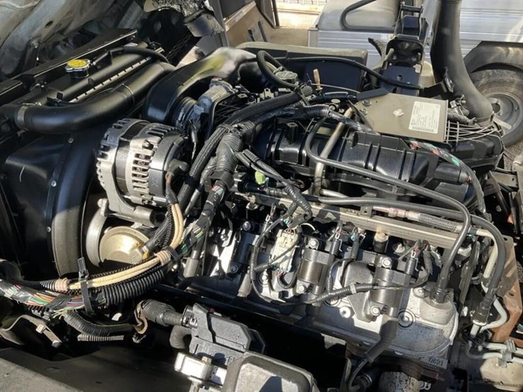 2015-isuzu-npr-image-12