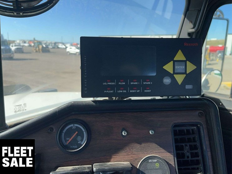 2001-freightliner-fld112-image-13