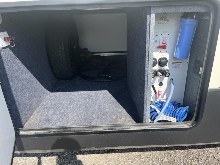 2017-sierra-5th-wheel-camper-image-18