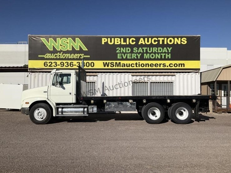 2003-freightliner-fl112-image-1